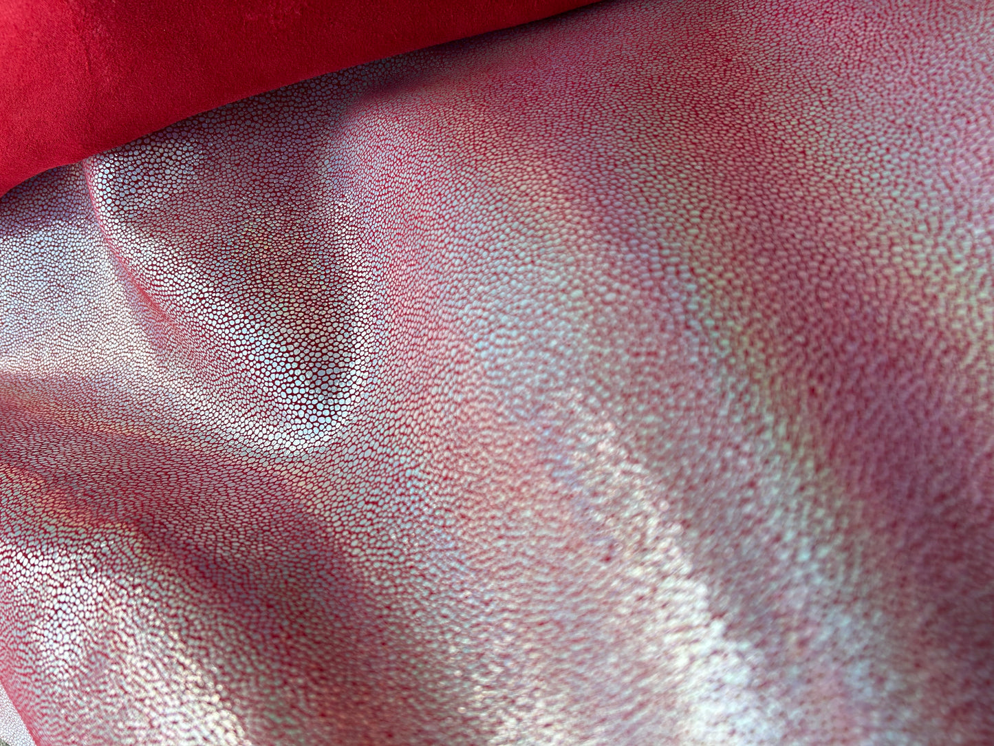 Cuir rouge - paillettes reflet arc en ciel