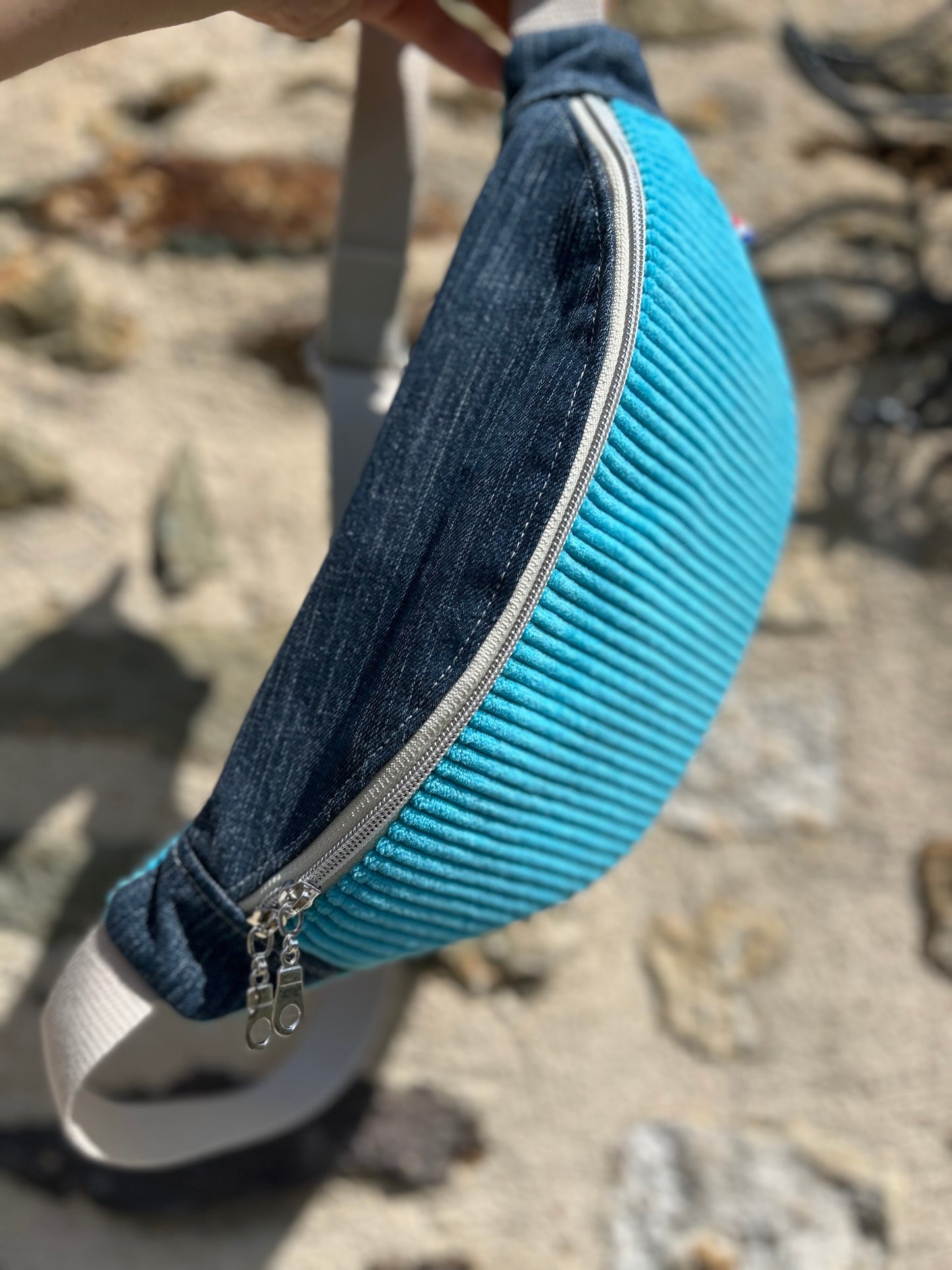 Banane Jean bleu foncée - velours turquoise