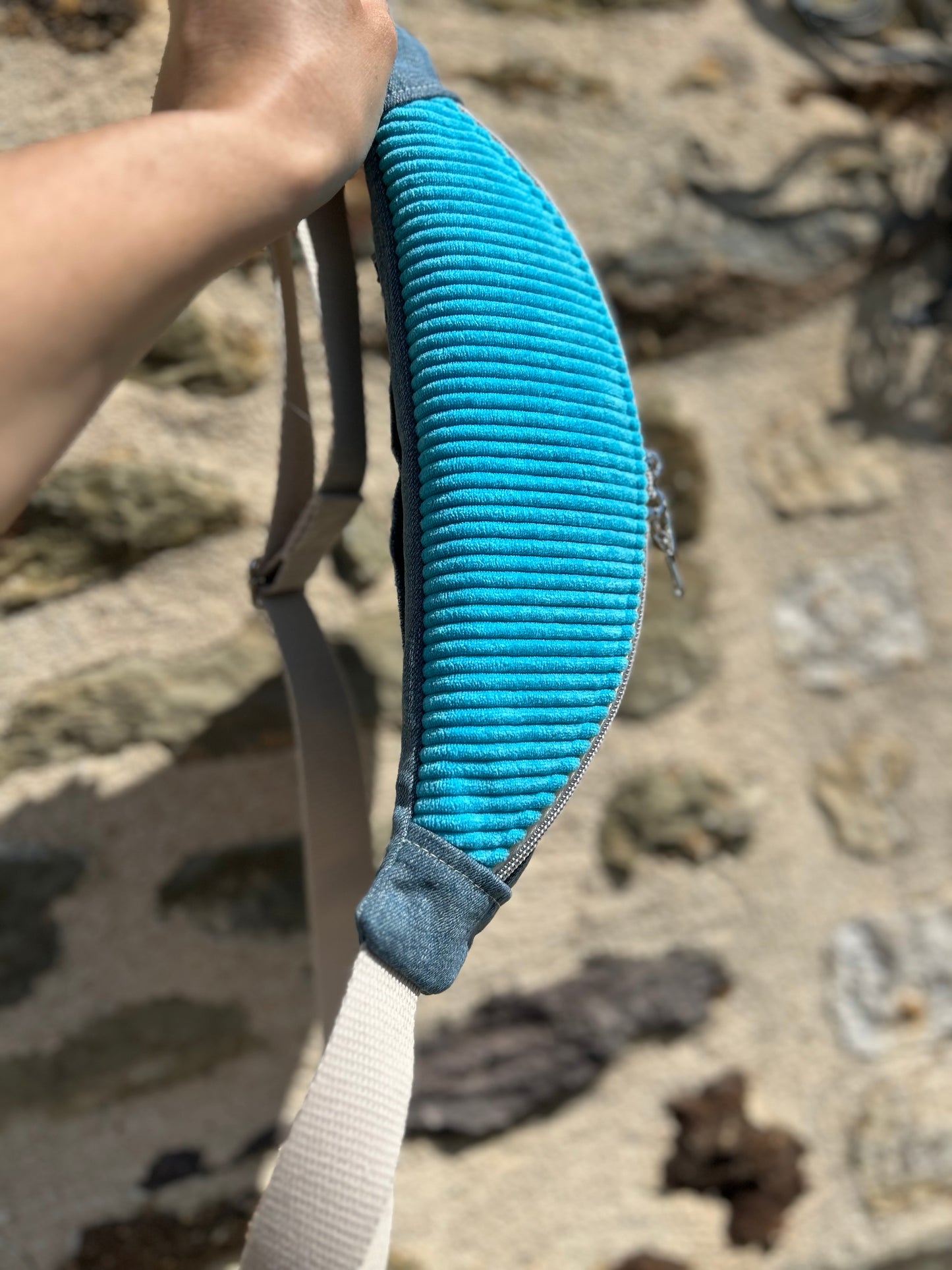 Banane en jean clair et bleu turquoise