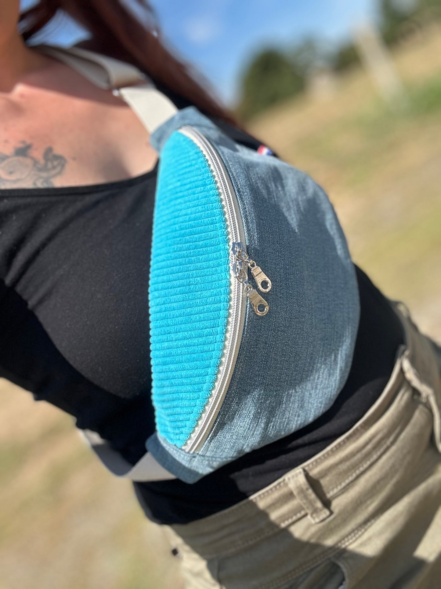 Banane en jean clair et bleu turquoise