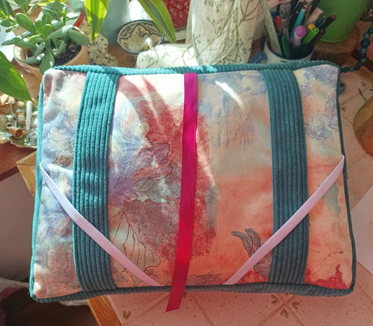 Coussin de lecture: livre broché - tablette