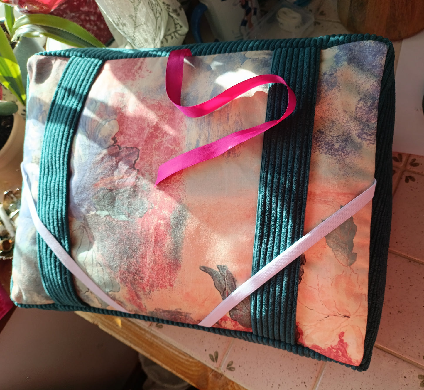 Coussin de lecture: livre broché - tablette