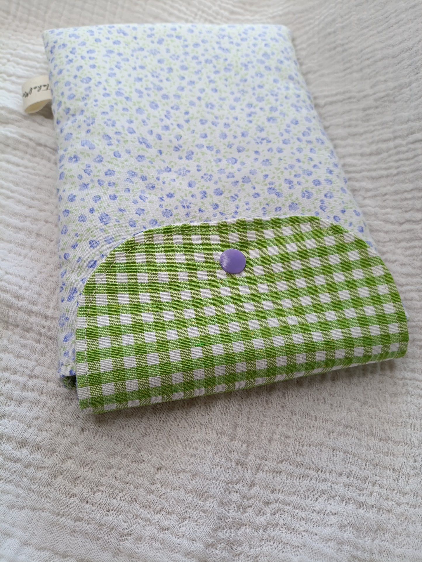 Housse de Livre de Poche / Liseuse avec Rabat Petite Fleurs violette * Vichy Vert