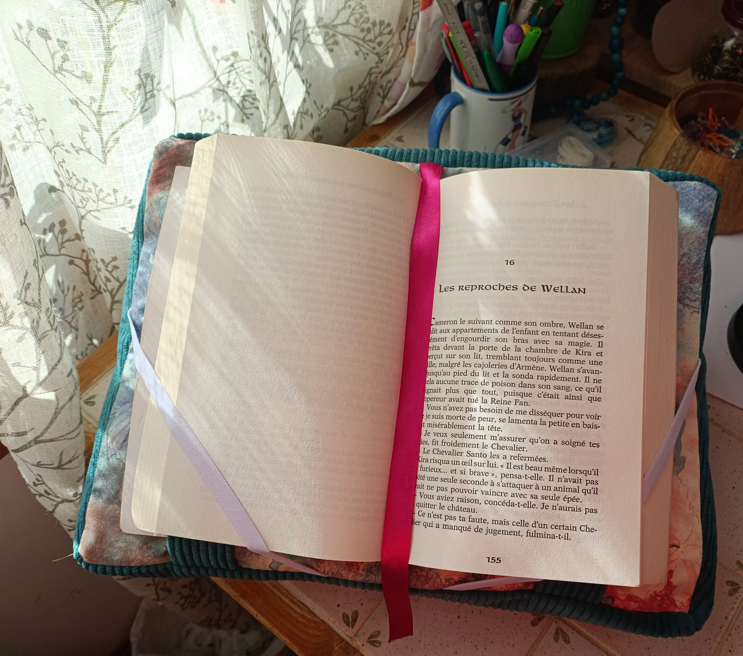 Coussin de lecture: livre broché - tablette